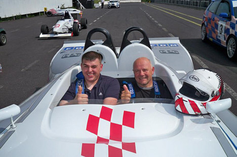 Vinder af sidste års tur på Jyllandsringen Uffe Bredahl sammen med Le Mans vinder John Nielsen.